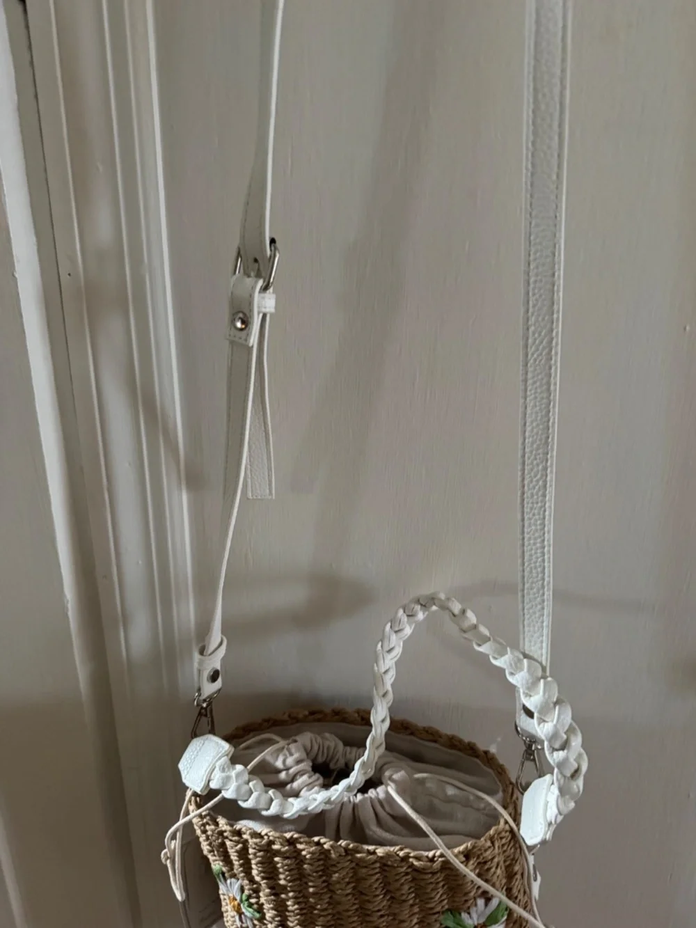 Rachel Ashwell Woven Daisy Bucket Bag - Picture 4 of 4